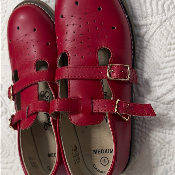 FootMates Classic Red Shoes - Picture 8 of 10